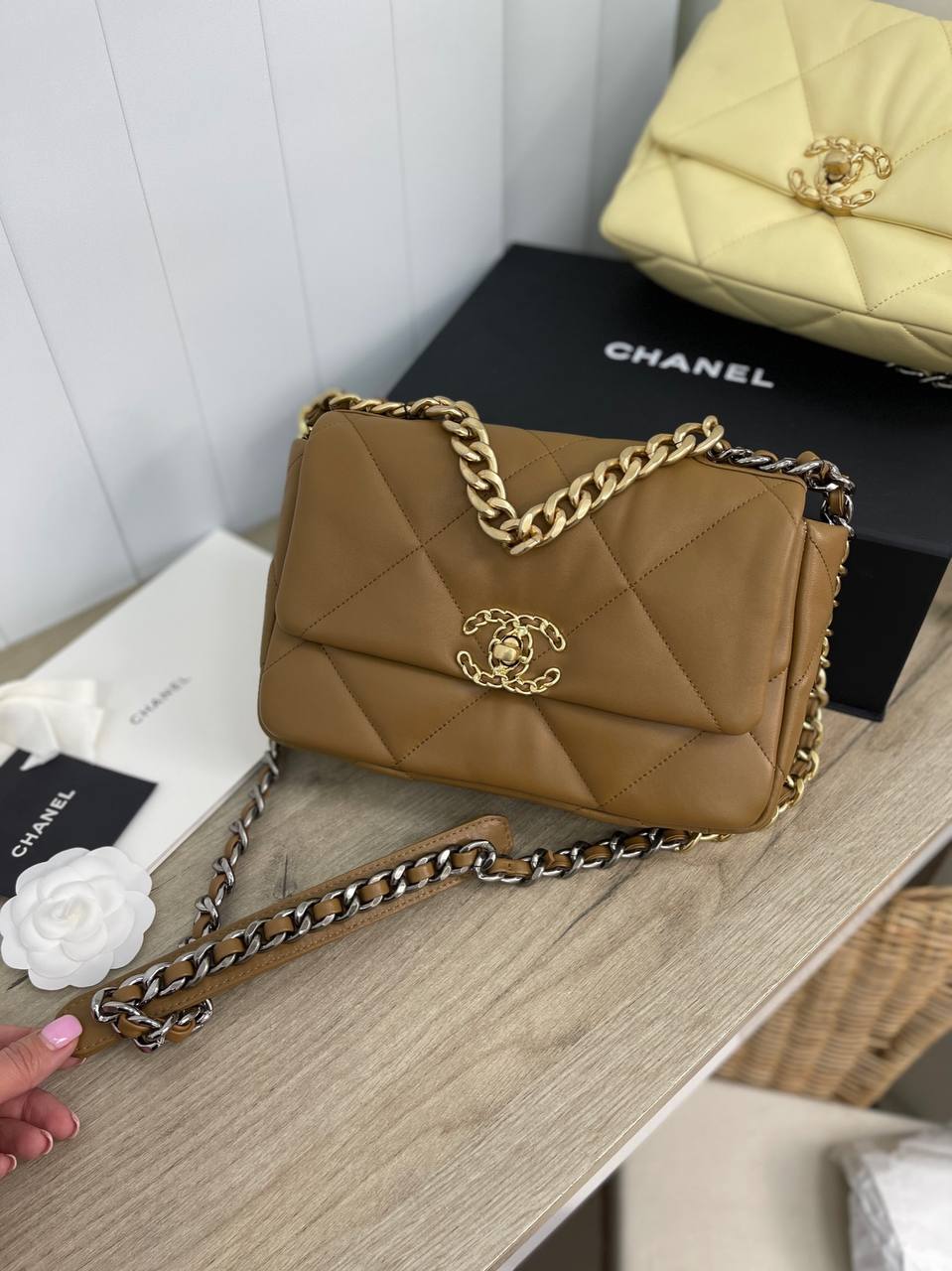 Кожаная сумка Chanel купить по цене 215000 в Москве  LUXXY